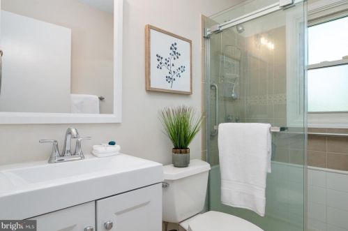 1320 Meadowvale Rd, Glen Burnie MD 21060-7017 exterior