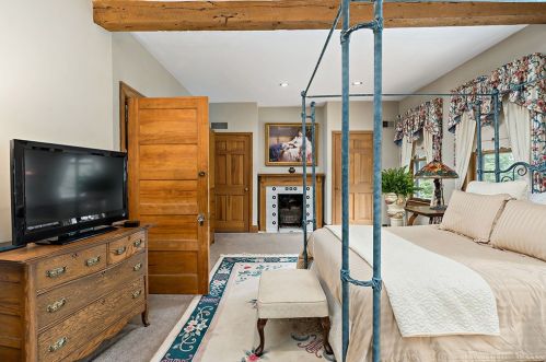 654 Bower Hill Rd, Pittsburgh PA 15243-2040 exterior