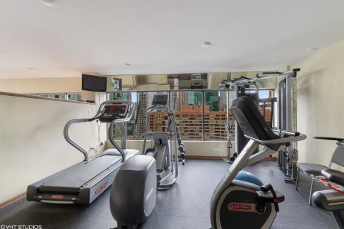 230 Ontario St, Chicago IL  60611-3605 exterior