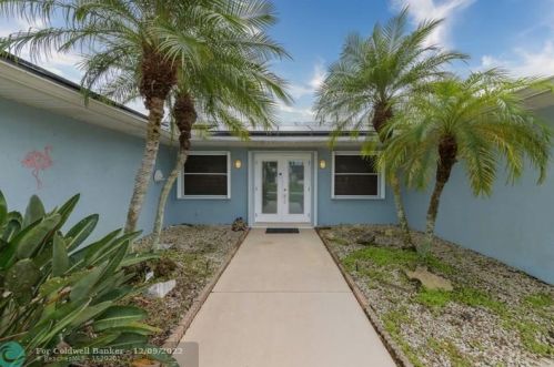 180 Surfside Ave, Fort Pierce, FL 34983-1285