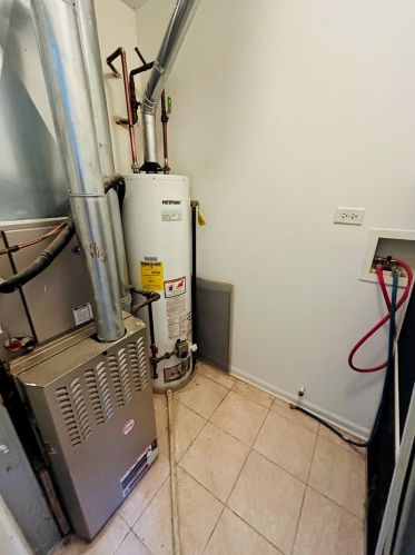 2830 77th Pl, Chicago IL 60649-4852 exterior