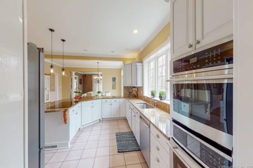 11 Chiltern St, Farmington CT 06032-1533 exterior