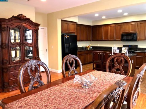 1302 Tapestry Ln, Concord CA 94520-3965 exterior