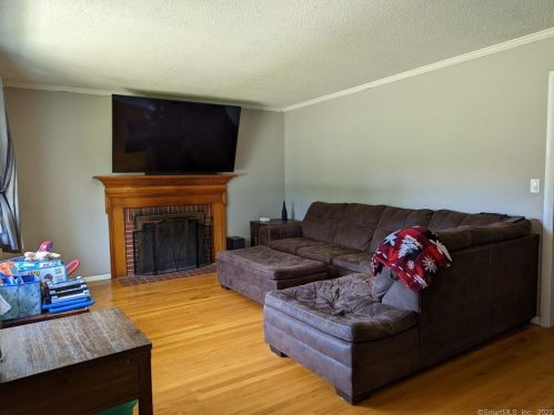 247 Hackmatack St, Manchester CT 06040-6512 exterior