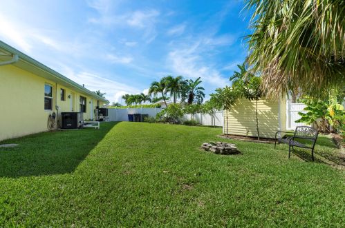 1602 Thumb Pt Dr, Fort Pierce FL 34949-3569 exterior