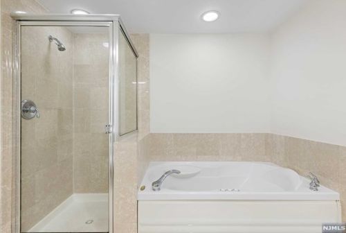 102 Adams Ct, Edgewater NJ 07020-1654 exterior