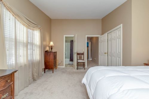 4 Hampshire Dr, Concord NH 03301-5914 exterior