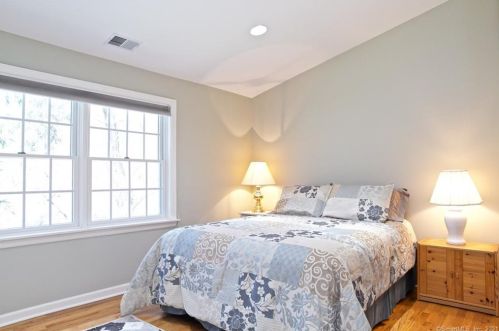 8 Cloverly Cir, Norwalk CT 06855-2130 exterior