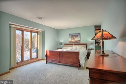 409 Dart Dr, Hanover PA 17331-1327 exterior