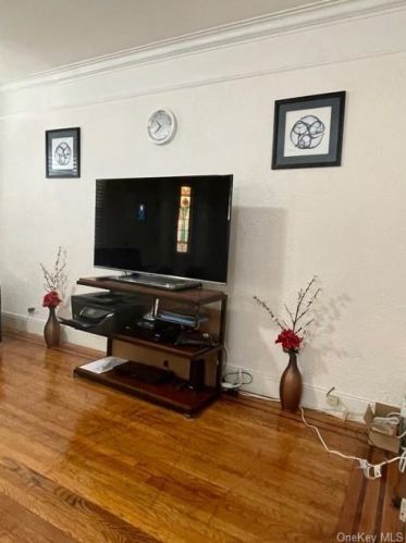 2186 Strang Ave, Bronx, NY 10466-2346