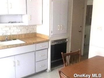 247 East Ave, Valley Stream NY  11580-3233 exterior