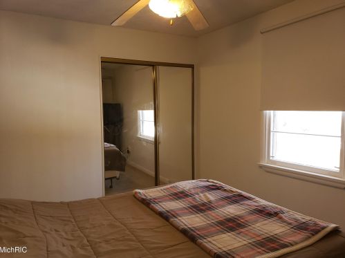 1502 Porter Rd, Meskegon MI 49441-5766 exterior