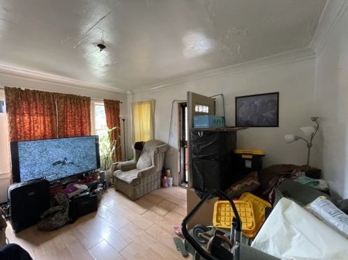 9223 Saginaw Ave, Chicago, IL 60617-4152