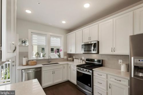 917 King Farm Blvd, Rockville MD 20850-6610 exterior