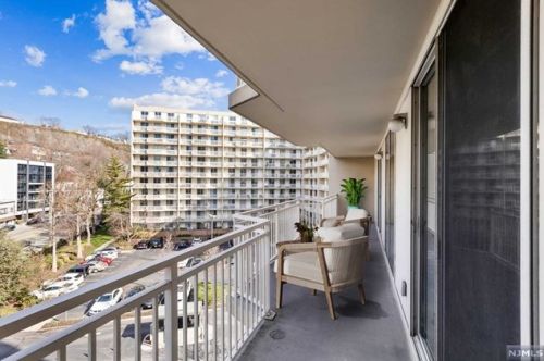 1055 River Rd, Edgewater NJ  07020-1364 exterior