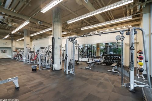 860 Blackhawk St, Chicago IL  60642-2510 exterior