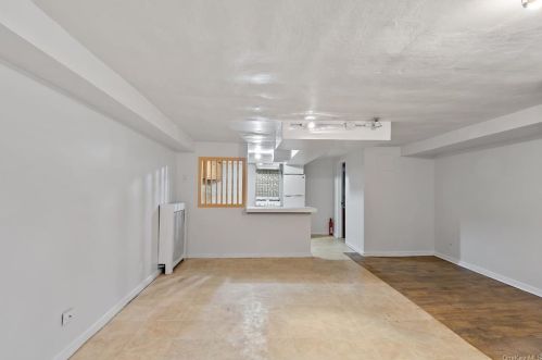 108 237 St, Bronx NY 10470-2006 exterior