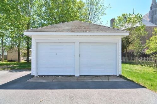 2142 Commonwealth Ave, Newton MA 02465-2914 exterior