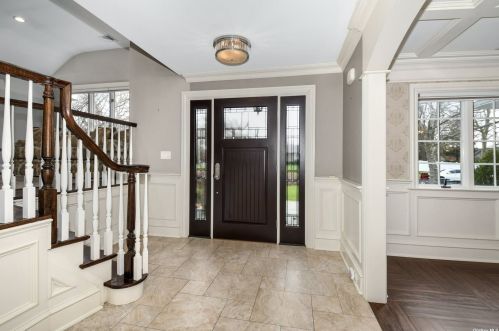 81 Bennett Ave, Huntington Station, NY 11746-2722