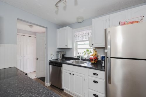 23 Vinton Dr, Concord NH  03303-1582 exterior