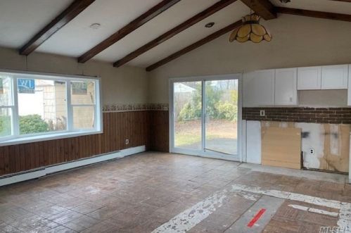 39 Ash St, Central Islip NY 11722-3828 exterior