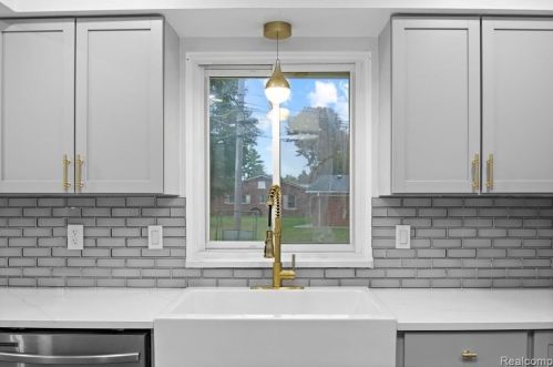 421 Beech Daly St, Dearborn Heights MI  48125-1000 exterior