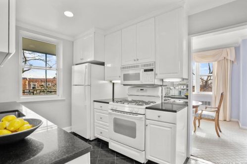 5 Putnam Hl, Greenwich CT exterior