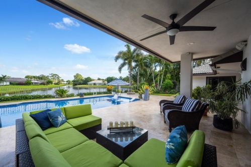 4803 Oak Cir, Boynton Beach FL 33436-5922 exterior