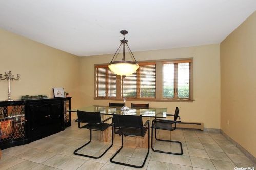 741 Park Ct, Valley Stream NY 11581-3507 exterior