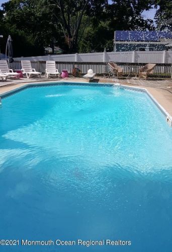 142 Beechwood Dr, Red Bank NJ 07702 exterior