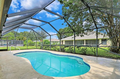 5709 Eagle Dr, Fort Pierce FL 34951-2322 exterior