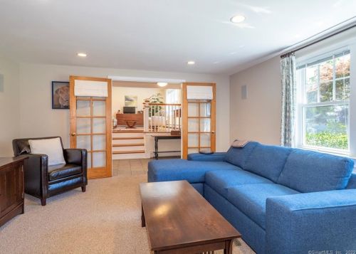 36 Karen Dr, Norwalk CT 06851-6033 exterior