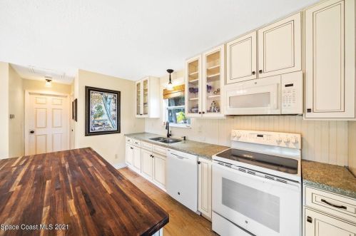 10060 Tropical Trl, Merritt Island FL 32953-6060 exterior