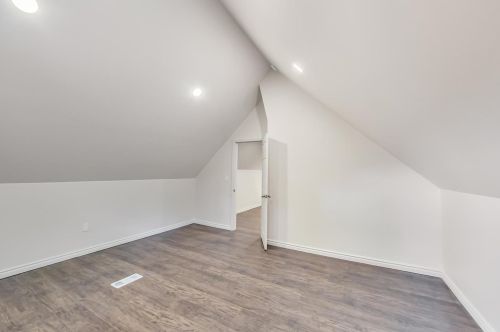 8740 Escanaba Ave, Chicago IL  60617-3115 exterior