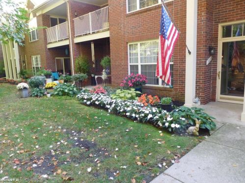 1688 Deepwood Cir, Rochester MI 48307-6098 exterior