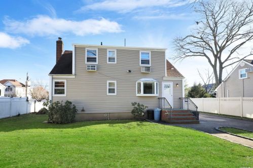 37 Bainbridge Ave, Huntington Station NY 11747-2602 exterior