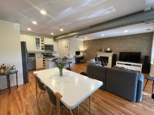 2837 Whipple St, Chicago, IL 60618-7641