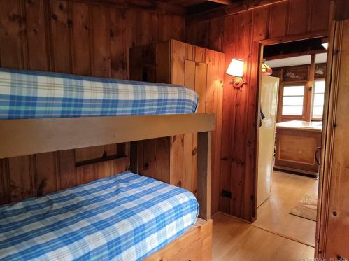 8 Arnold Ln, Killingly CT 06241-1515 exterior