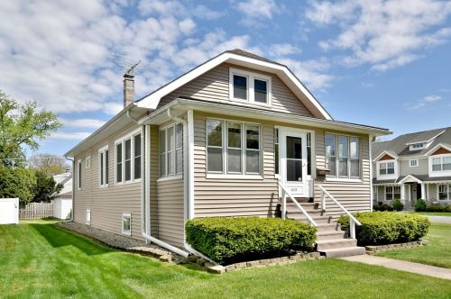 615 Saylor Ave, Elmhurst, IL 60126-4303