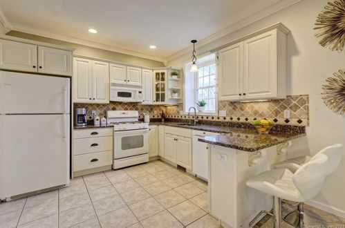 31 Acorn Dr, Windsor Locks CT 06096-1224 exterior