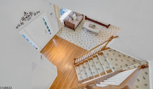 33 Heinrick Way, Bridgewater NJ 08807-5660 exterior