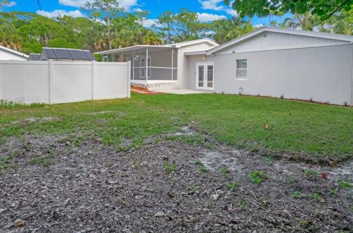 1423 Shadowlawn Dr, Naples FL 34112-4850 exterior