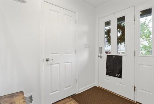 5015 Broad St, Pittsburgh PA  15224-2403 exterior