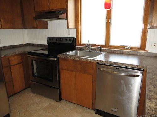 18 Earl St, Manchester CT  06040-4336 exterior