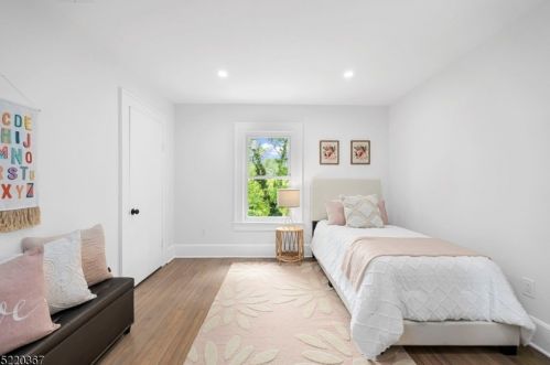 122 Ctr St, Clinton NJ 08809-1318 exterior