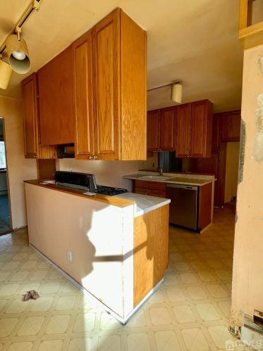 201 Campbell St, Woodbridge NJ  07095-2305 exterior