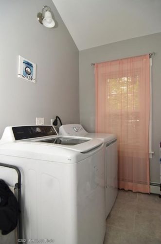 366 Sharon St, Providence RI 02908-2219 exterior