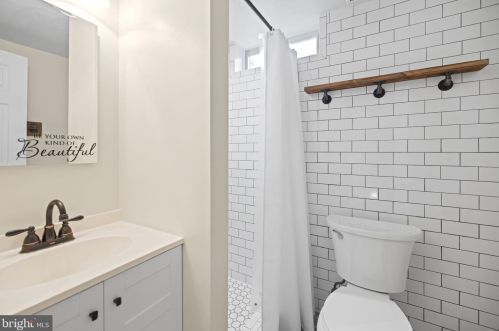 6811 Radcliffe Dr, Alexandria VA 22307-1541 exterior