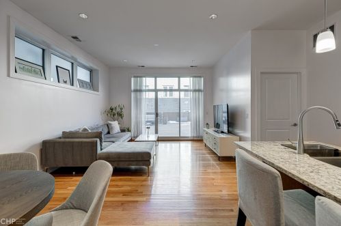 6 May St, Chicago, IL 60607-2167