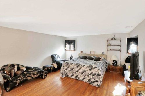 42 Cross Bow Ln, Commack NY 11725-1204 exterior